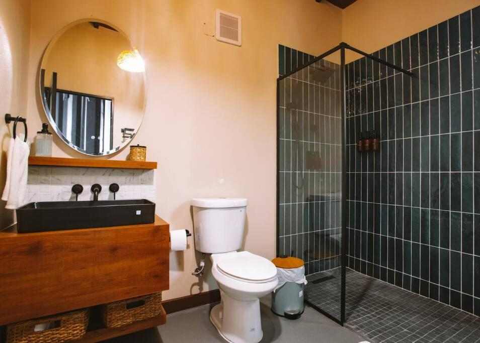 Baño con ducha de teja verde-azul profundo