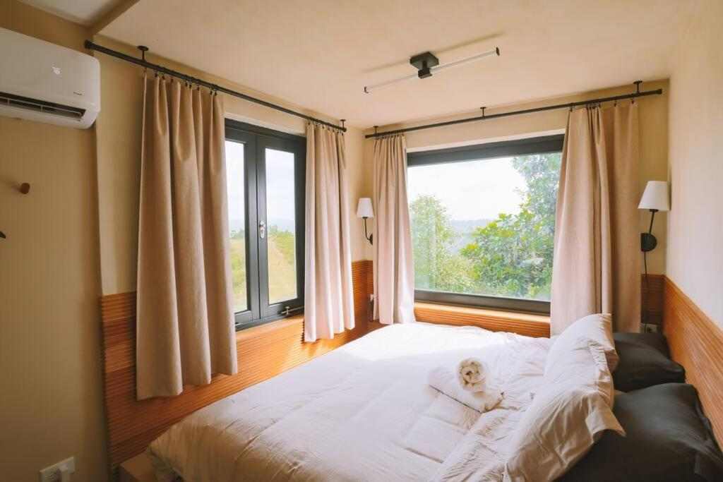 Habitación con ventanal hacia los cerros verdes