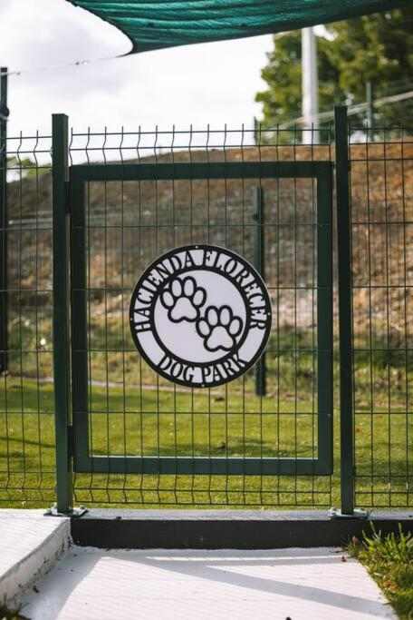 Portón del dog park cercado con letrero de Hacienda Florecer