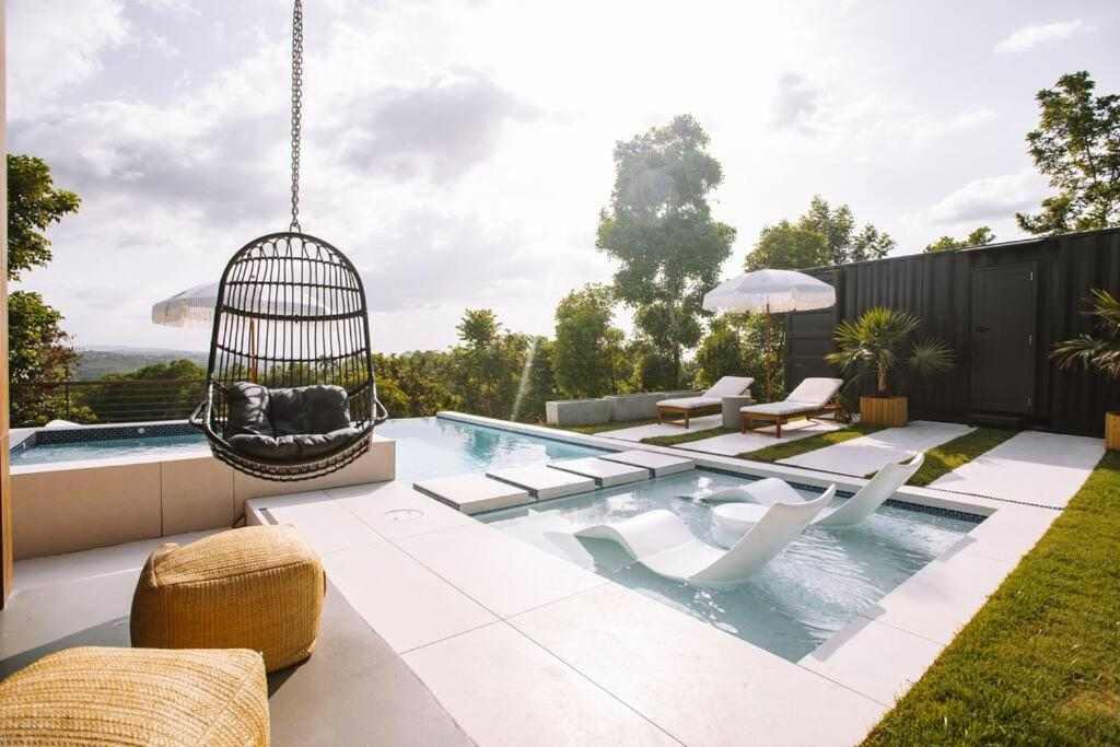 Silla colgante junto a la piscina al atardecer